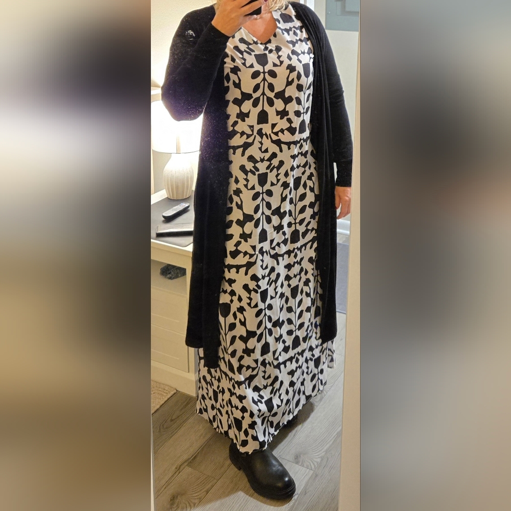 Elegant Black & White Patterned Silkish Long Sleeve Dress, L